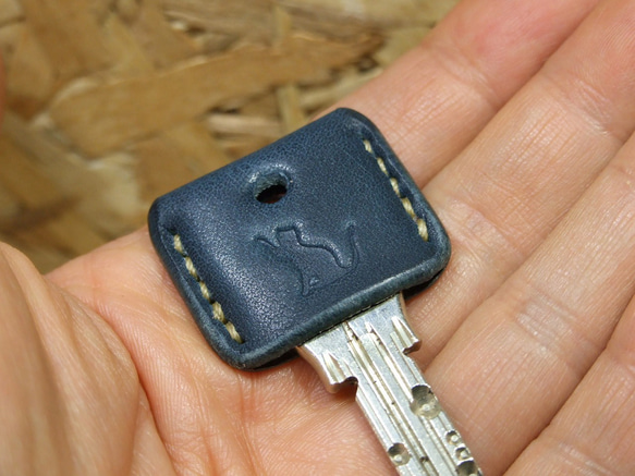 猫刻印のキーカバー　サドルネイビーｘベージュ 2枚目の画像