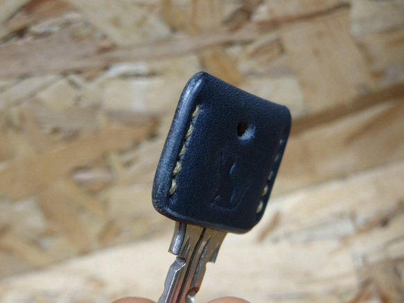 猫刻印のキーカバー　サドルネイビーｘベージュ 6枚目の画像