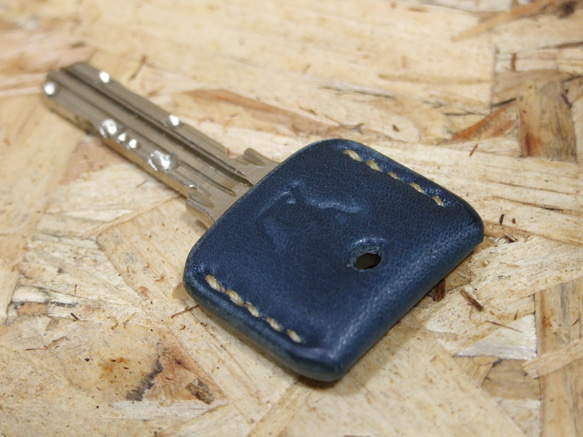 猫刻印のキーカバー　サドルネイビーｘベージュ 9枚目の画像