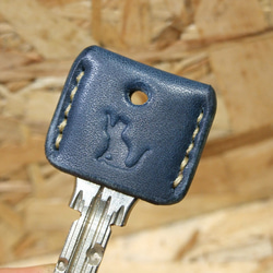 猫刻印のキーカバー　サドルネイビーｘベージュ 5枚目の画像