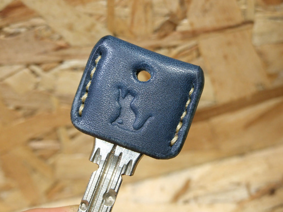 猫刻印のキーカバー　サドルネイビーｘベージュ 5枚目の画像