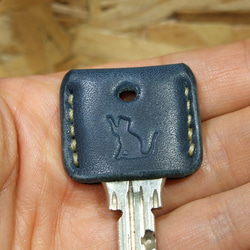 猫刻印のキーカバー　サドルネイビーｘベージュ 3枚目の画像