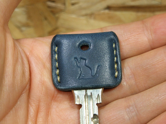 猫刻印のキーカバー　サドルネイビーｘベージュ 3枚目の画像