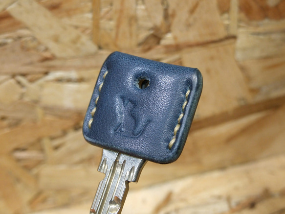 猫刻印のキーカバー　サドルネイビーｘベージュ 4枚目の画像