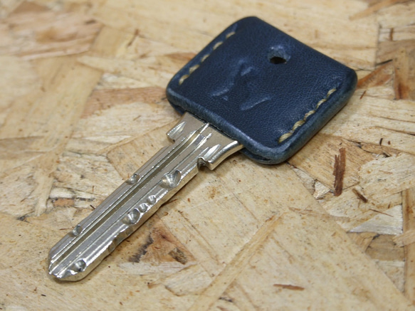 猫刻印のキーカバー　サドルネイビーｘベージュ 8枚目の画像