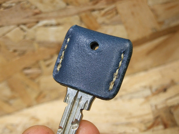 猫刻印のキーカバー　サドルネイビーｘベージュ 7枚目の画像