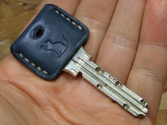 猫刻印のキーカバー　サドルネイビーｘベージュ 1枚目の画像