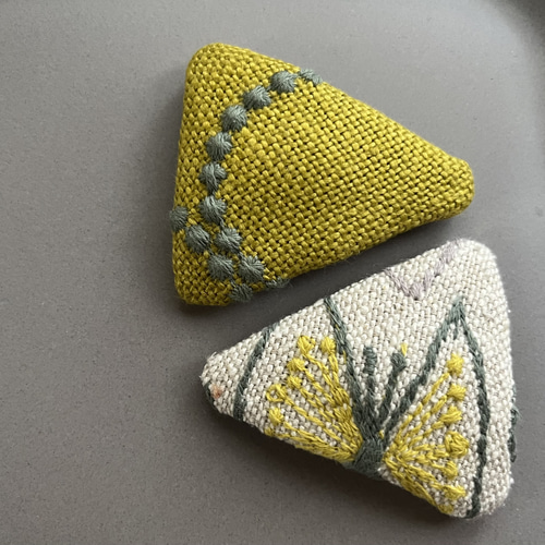 ミナペルホネン 大きめ三角パッチンピン スカイフラワー タンバリン  