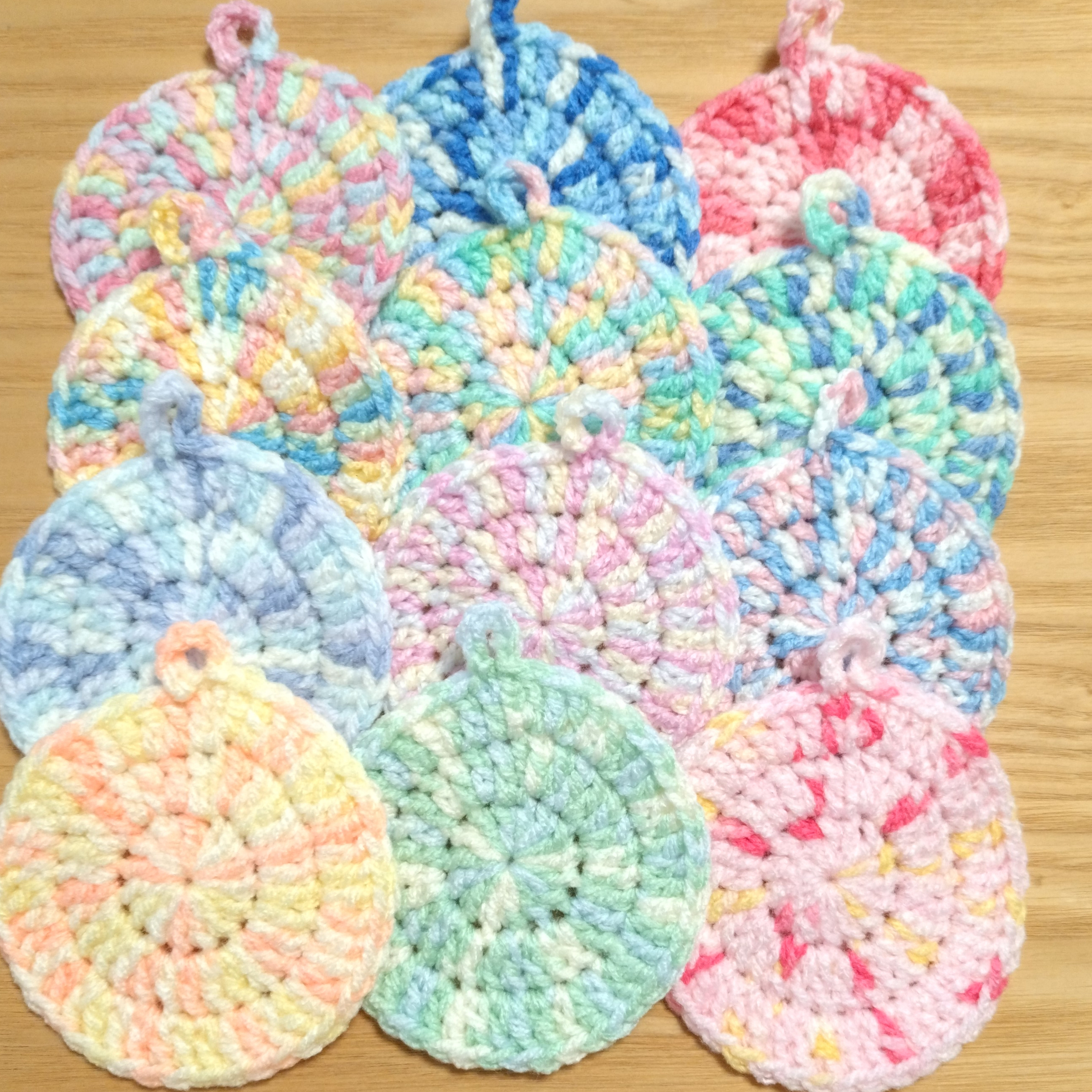 ばあちゃんの手編み アクリルたわし ハンドメイド コースターにも ばあちゃんの手編み アクリルたわし コースター