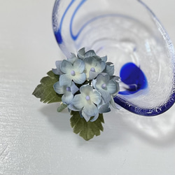 布花しっとり大人カラーのブルーが優しい紫陽花のブローチ 2枚目の画像
