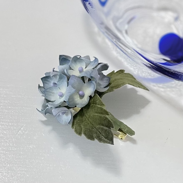 布花しっとり大人カラーのブルーが優しい紫陽花のブローチ 5枚目の画像