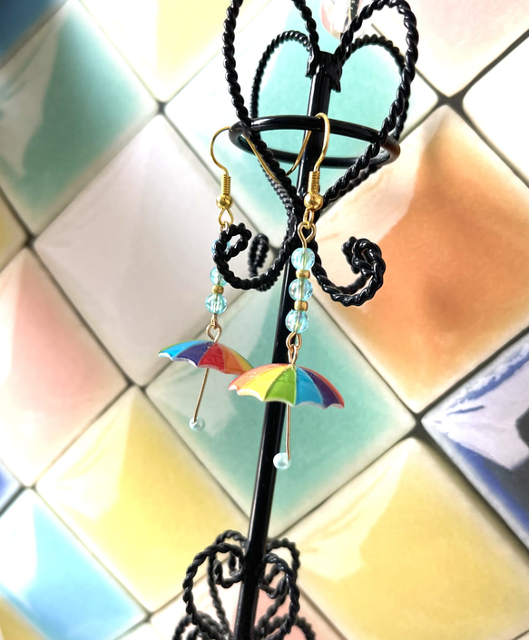 レインボーの傘のピアス 2枚目の画像