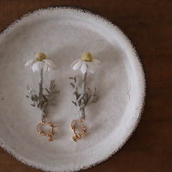 布花カモミールの耳飾り 4枚目の画像