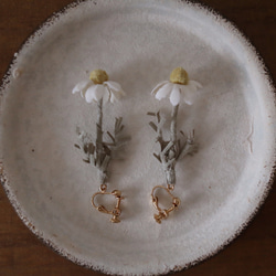 布花カモミールの耳飾り 3枚目の画像