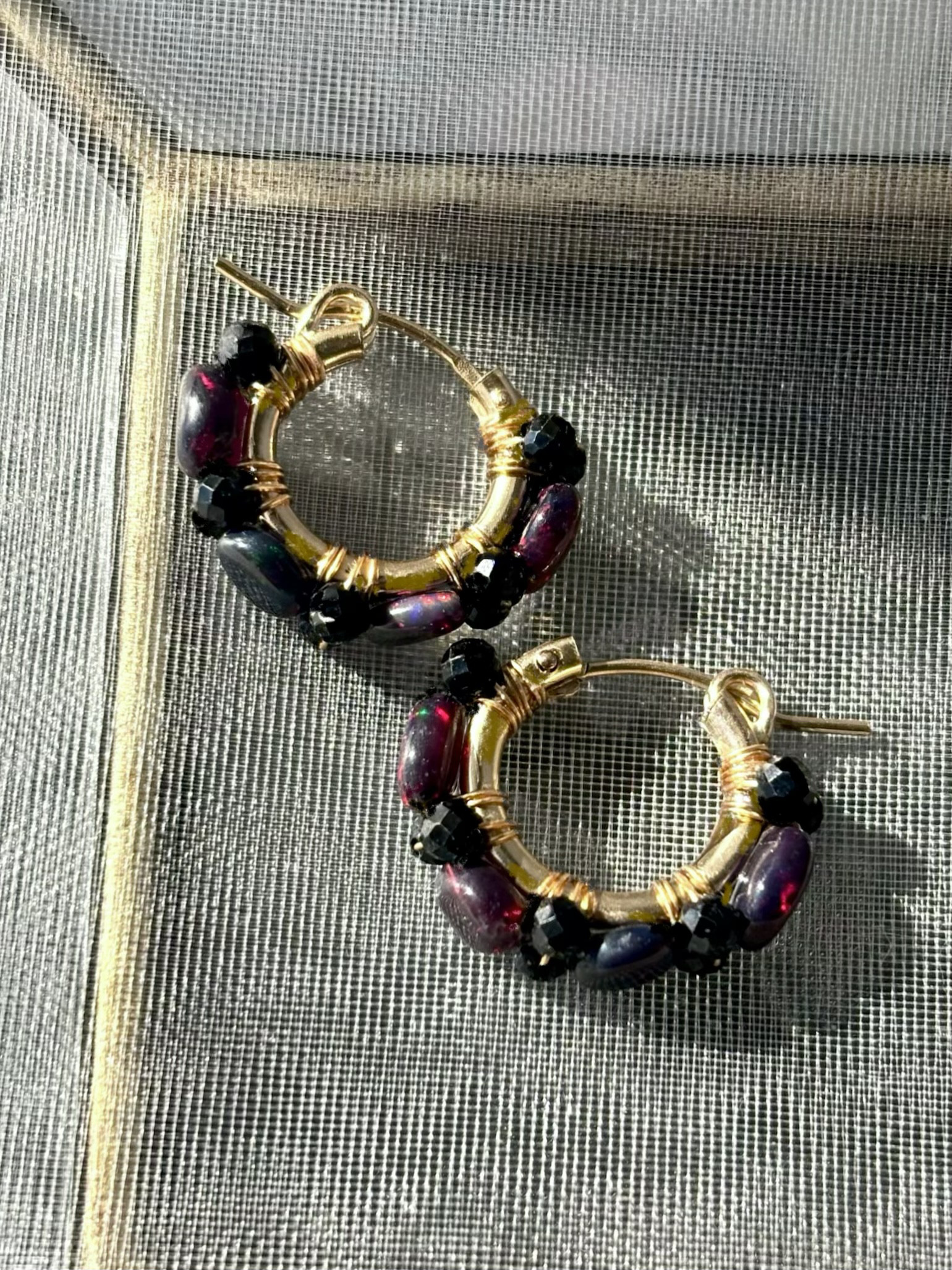 【14kgf】宝石質AAAエチオピア産ブラックオパール×カットスピネルの組み合わせがシックなゴールドフィルドフープ