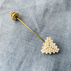 国産ビーズ 三角 ハットピン／ストールピン／ブローチ アイボリー