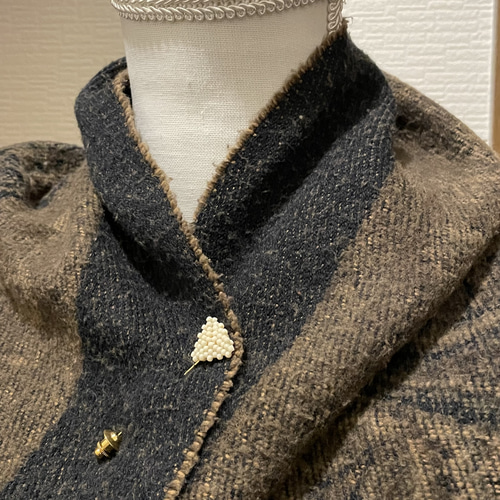 国産ビーズ 三角 ハットピン／ストールピン／ブローチ アイボリー