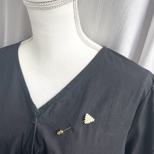 国産ビーズ 三角 ハットピン／ストールピン／ブローチ アイボリー