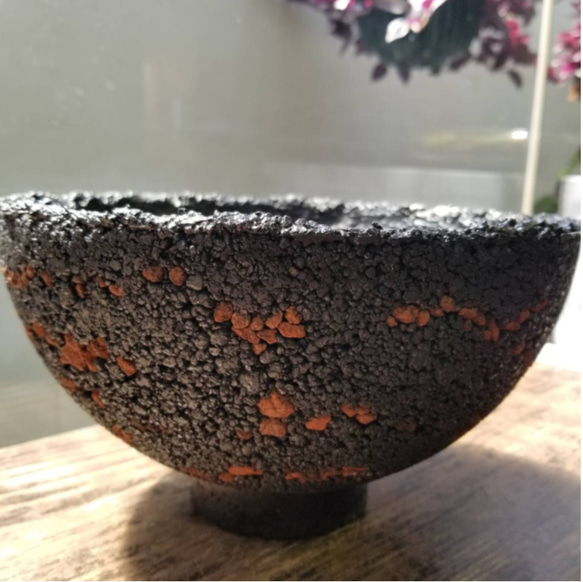 3サイズ　黒粒　溶岩石入り仕立て　特大　大　中　ハーフ丸鉢　セメント鉢　コンクリー鉢　鉢植え　炭黒 9枚目の画像