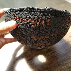 3サイズ　黒粒　溶岩石入り仕立て　特大　大　中　ハーフ丸鉢　セメント鉢　コンクリー鉢　鉢植え　炭黒 6枚目の画像