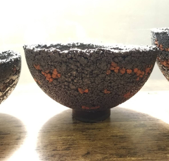 3サイズ　黒粒　溶岩石入り仕立て　特大　大　中　ハーフ丸鉢　セメント鉢　コンクリー鉢　鉢植え　炭黒 2枚目の画像