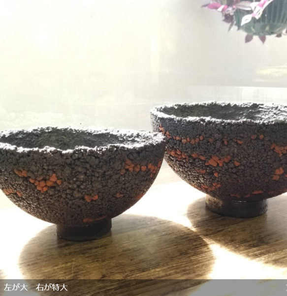 3サイズ　黒粒　溶岩石入り仕立て　特大　大　中　ハーフ丸鉢　セメント鉢　コンクリー鉢　鉢植え　炭黒 7枚目の画像