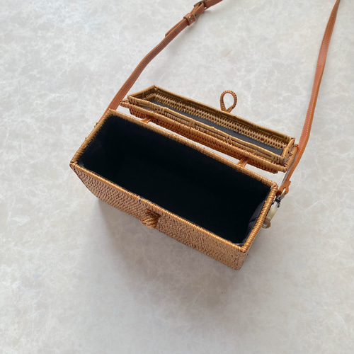 【新品・未使用】バリ島　アタバッグ　中袋付き 小さな箱型デザイン☆蓋付きショルダーかごバッグ♪ショルダー