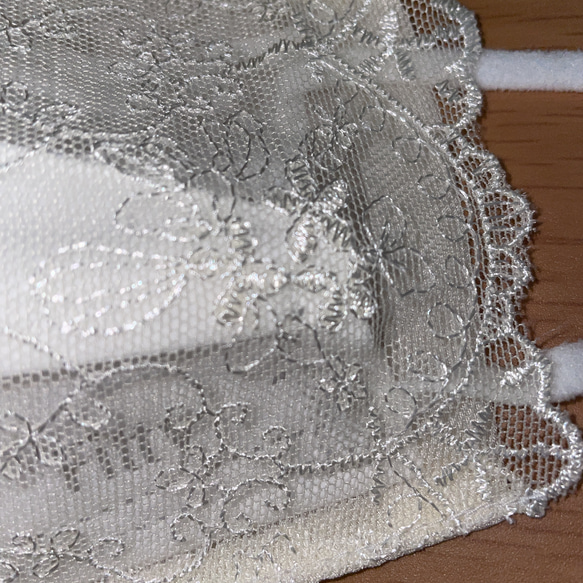 325 不織布マスクカバー　オフホワイト刺繍チュールレース　肌面✨高級シルク 3枚目の画像