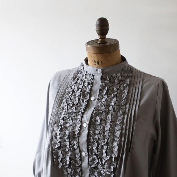 ＊ラスト１●ＳＡＬＥ『大人甘めのふり 小花フリル シャツ』 オックスフォードOxfordコットン羽織りブラウスR79 4枚目の画像