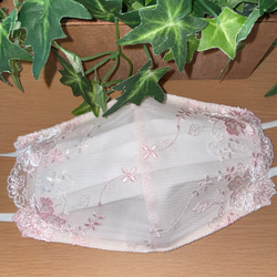326 不織布マスクカバー　ピンク花刺繍チュールレース　肌面✨高級シルク 2枚目の画像