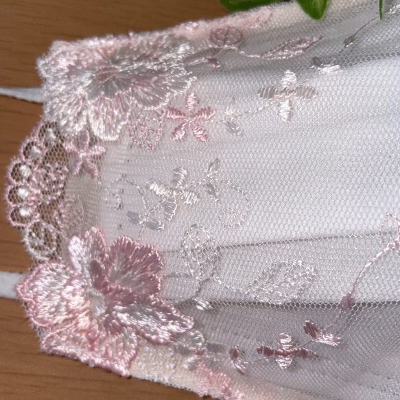 326 不織布マスクカバー　ピンク花刺繍チュールレース　肌面✨高級シルク 3枚目の画像
