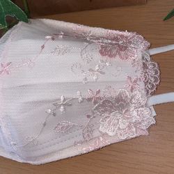 326 不織布マスクカバー　ピンク花刺繍チュールレース　肌面✨高級シルク 4枚目の画像