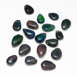 1粒売り　宝石質エチオピア産ブラックオパールAA++　ペアシェイプ（プレーン） 2枚目の画像
