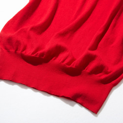 「才華洋溢」的無袖針織上衣，讓成人的每一天都煥發光彩。100% 棉。亮紅色。220505-6 第3張的照片