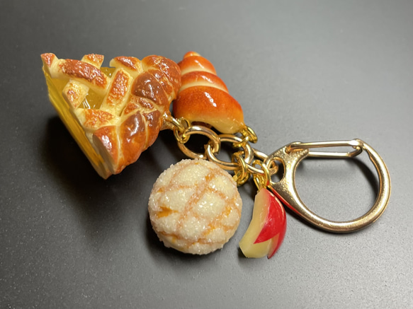 《受注生産》アップルパイと焼きたてパンのキーホルダー　フェイクスイーツ 7枚目の画像