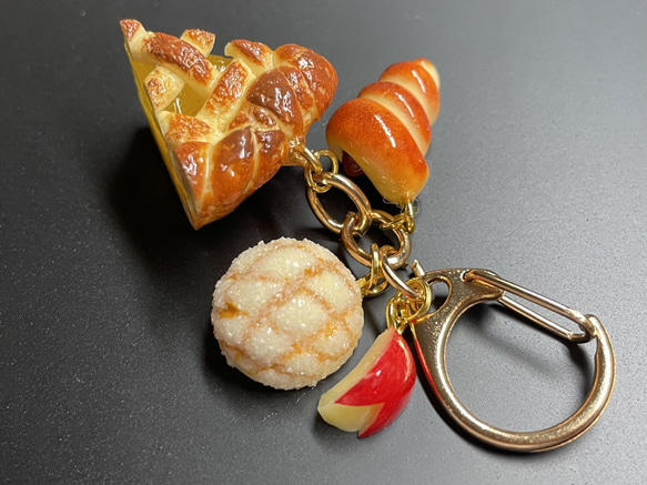 《受注生産》アップルパイと焼きたてパンのキーホルダー　フェイクスイーツ 11枚目の画像