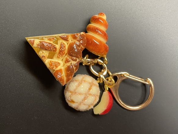 《受注生産》アップルパイと焼きたてパンのキーホルダー　フェイクスイーツ 12枚目の画像
