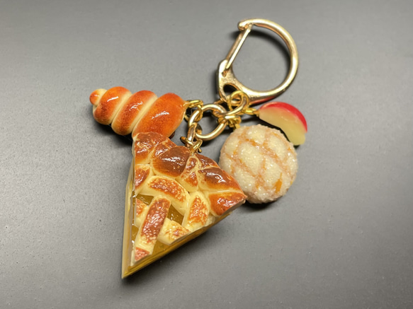 《受注生産》アップルパイと焼きたてパンのキーホルダー　フェイクスイーツ 13枚目の画像