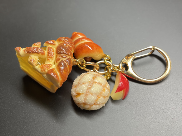 《受注生産》アップルパイと焼きたてパンのキーホルダー　フェイクスイーツ 3枚目の画像