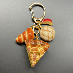 《受注生産》アップルパイと焼きたてパンのキーホルダー　フェイクスイーツ 5枚目の画像