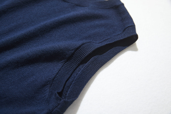 「才華洋溢」的無袖針織上衣，為成年人的日常生活增添色彩 100% 純棉，海軍藍 220505-9。 第5張的照片