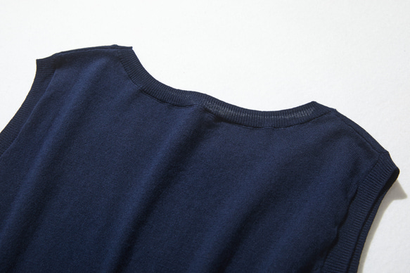 「才華洋溢」的無袖針織上衣，為成年人的日常生活增添色彩 100% 純棉，海軍藍 220505-9。 第8張的照片