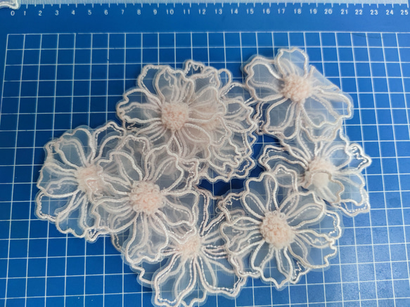 10个粉色刺繡花貼，白色雙層花 第2張的照片