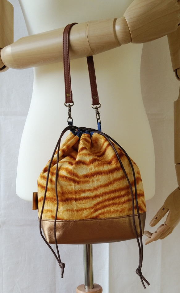 トラ猫さんの巾着ハンドバッグ（春夏バージョン） 1枚目の画像