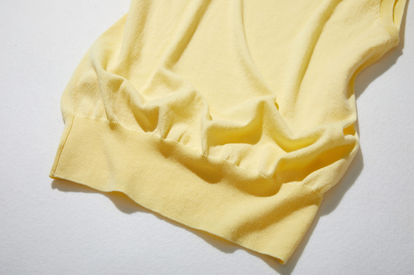 為成年人的日常生活增添色彩的「才華橫溢」無袖針織上衣，100%純棉，亮黃色 220505-4 第4張的照片