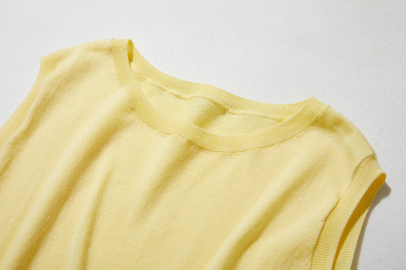 為成年人的日常生活增添色彩的「才華橫溢」無袖針織上衣，100%純棉，亮黃色 220505-4 第3張的照片