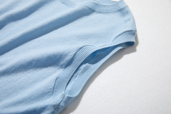 為成年人的日常生活增添色彩的「才華橫溢」無袖針織上衣，100%純棉，漂亮的亮藍色 220505-5 第6張的照片