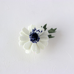 立体刺繍の原種アネモネ白いポニーフック 2枚目の画像
