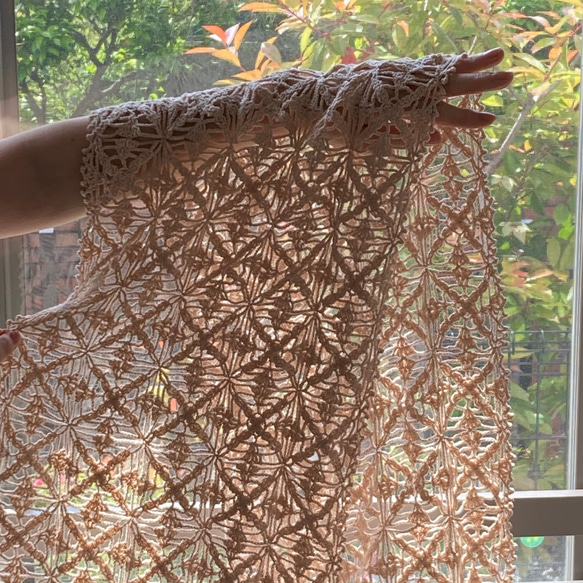UVカット加工糸の手編みストール　日焼け予防　冷房対策　シルク１０％とコットンの混紡　幾何学模様　アイボリー 3枚目の画像