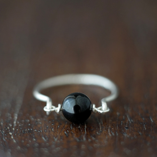 漆黒のクリスタルリング 神秘的な輝きを指先に ブラッククリスタル シルバーリング 再販18】SV925*モリオンの守護リング 天然黒水晶 天然色 スターリング